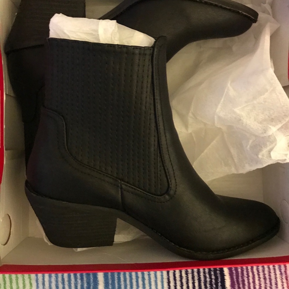 Black new in box Nordstrom boots/booties 7.5